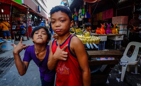 길거리 시장에서 노는 아이들 — 스톡 사진