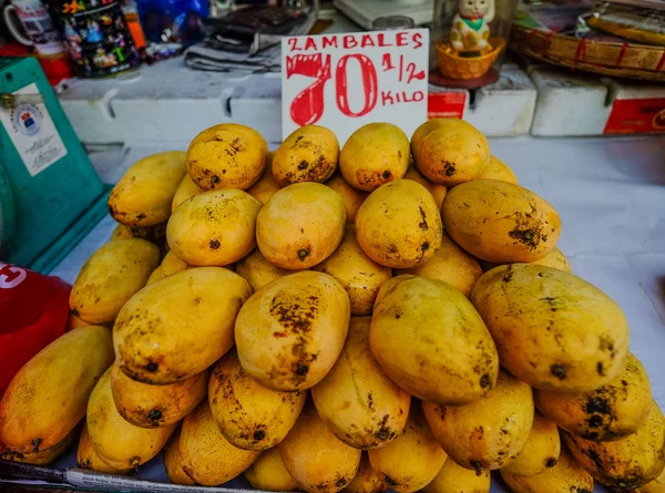 Venda de frutos de manga no mercado — Fotografia de Stock