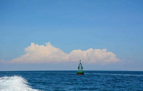 Zeegezicht van het eiland Lombok, Indonesië — Stockfoto