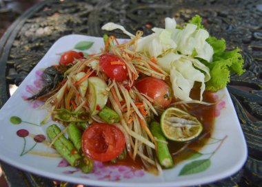 Tay lezzetli çiğ papaya salatası