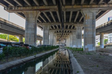 Ekspres yol veya otoyol köprüsü