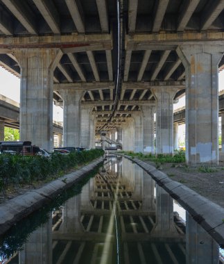 Ekspres yol veya otoyol köprüsü