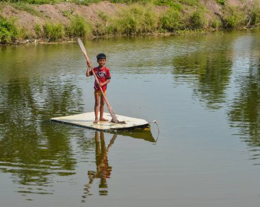 Nehirde kürekli bir çocuk 