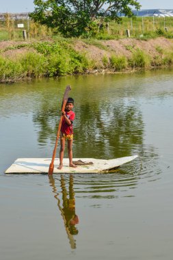 Nehirde kürekli bir çocuk 