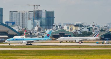 Havaalanındaki yolcu uçağı. 