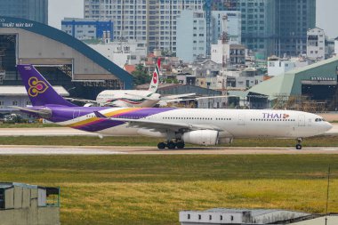 Havaalanındaki yolcu uçağı. 