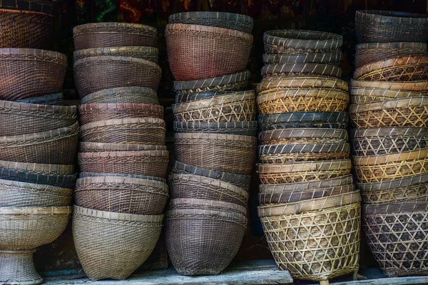 Cesta de bambú en el mercado rural —  Fotos de Stock