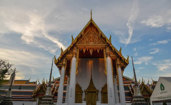 Buddhistischer Tempel in Bangkok, Thailand — Stockfoto