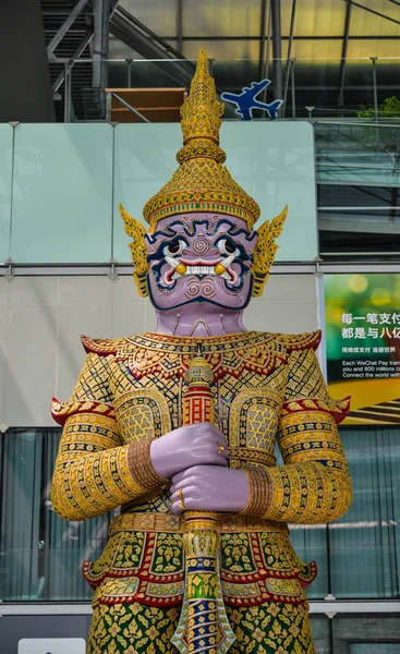 God staty på Bangkoks flygplats — Stockfoto