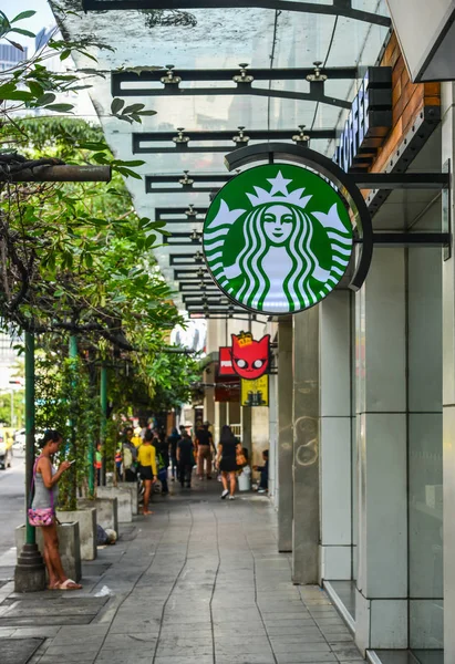 Starbucks logo bij Coffee Shop — Stockfoto