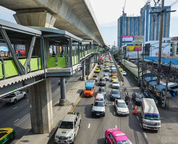 Traffico su strada a Bangkok, Thailandia — Foto Stock