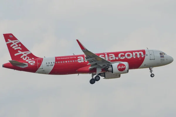 Aereo passeggeri che atterra in aeroporto — Foto Stock