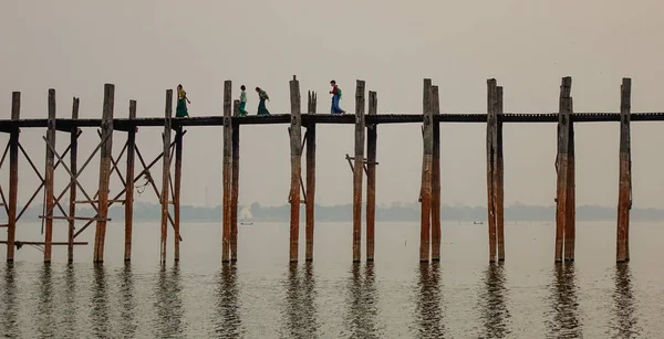 U Bein Bridge at sunrise in Mandalay, Myanmar — Stock Photo, Image