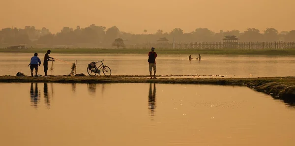 Pescando peixes no lago ao nascer do sol — Fotografia de Stock