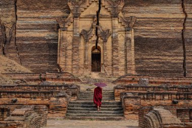 Bagan, Myanmar antik tapınakta bir keşiş 