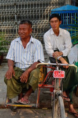 Rickshaw sürücüleri sokakta bekliyor 