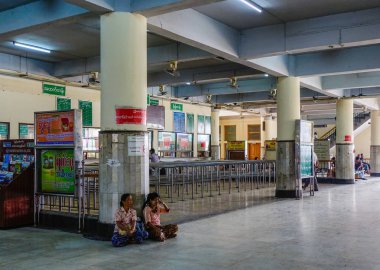 Tren istasyonunda bekleyen insanlar 