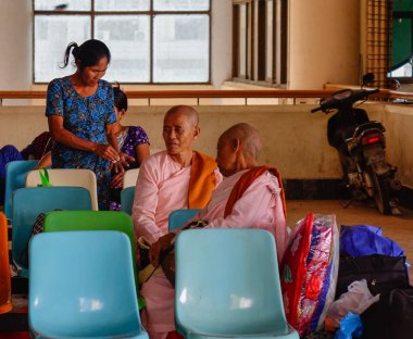 Tren istasyonunda bekleyen insanlar 