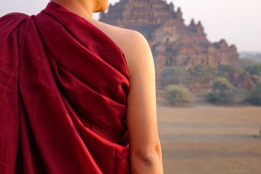 Bagan, Myanmar antik tapınakta bir keşiş 