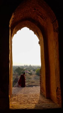 Bagan, Myanmar antik tapınakta bir keşiş 