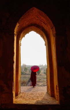 Bagan, Myanmar antik tapınakta bir keşiş 