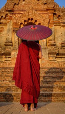 Bagan, Myanmar antik tapınakta bir keşiş 