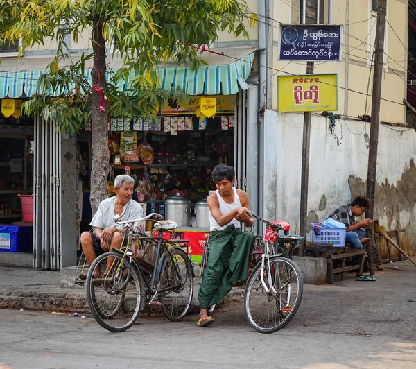 Rickshaw drivers waiting on street — Stock Photo, Image