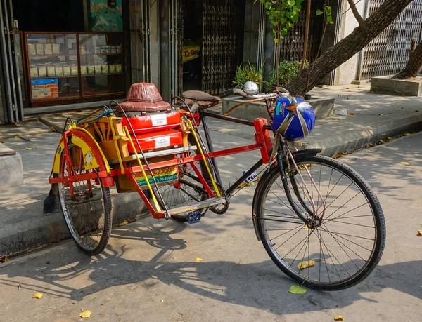 Conductores de Rickshaw esperando en la calle —  Fotos de Stock
