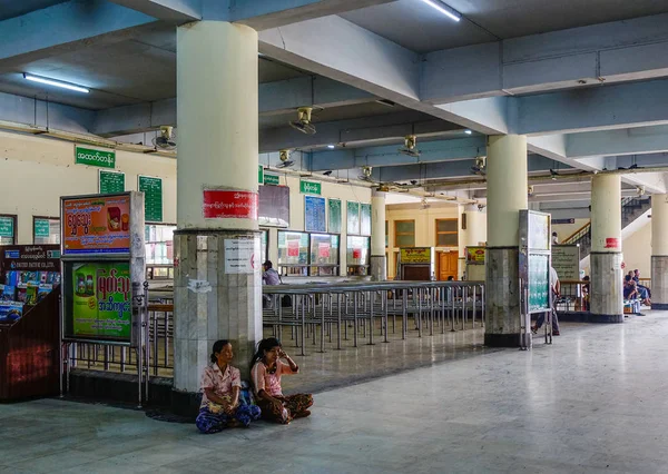 Gente esperando en la estación de tren — Foto de Stock