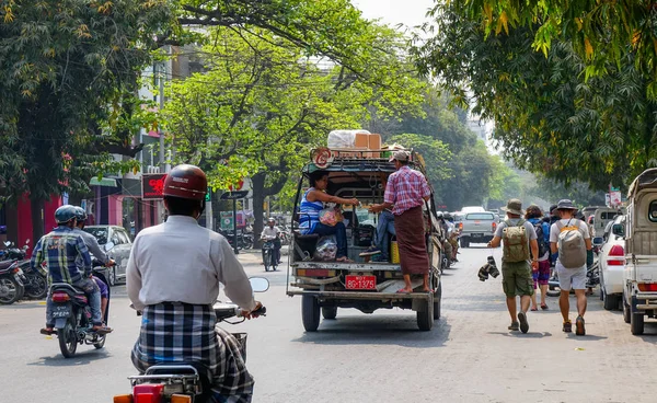 Οδός στο κέντρο της πόλης Γιανγκόν, Μυανμάρ — Φωτογραφία Αρχείου