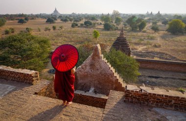 Bagan, Myanmar antik tapınakta bir keşiş 
