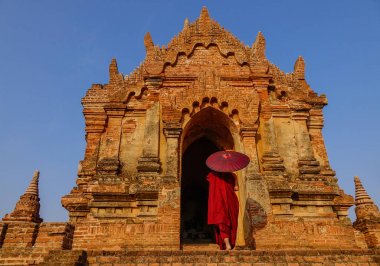 Bagan, Myanmar antik tapınakta bir keşiş 