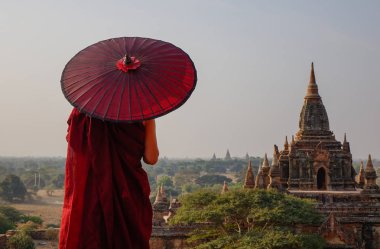 Bagan, Myanmar antik tapınakta bir keşiş 