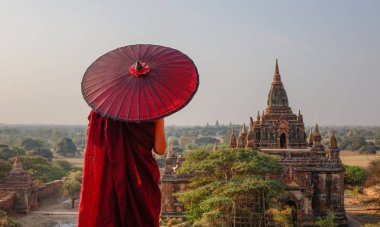 Bagan, Myanmar antik tapınakta bir keşiş 