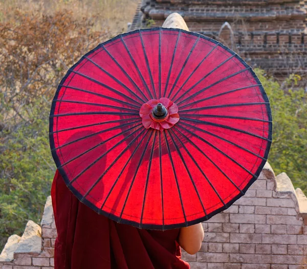 Ein Mönch im antiken Tempel in bagan, myanmar — Stockfoto