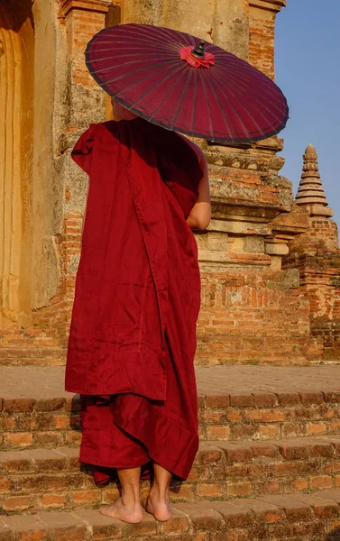 Seorang biksu di kuil kuno di Bagan, Myanmar — Stok Foto