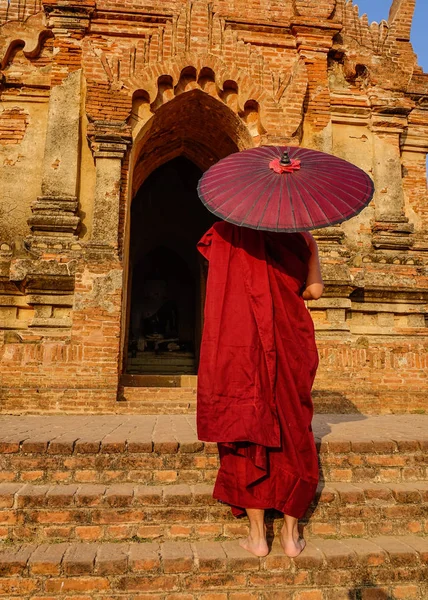 Un monje en un antiguo templo en Bagan, Myanmar — Foto de Stock