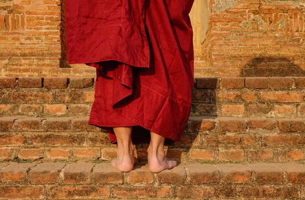 Ein Mönch im antiken Tempel in bagan, myanmar — Stockfoto