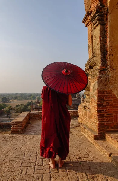 Монах у стародавньому храмі в Баган, М'янма — стокове фото