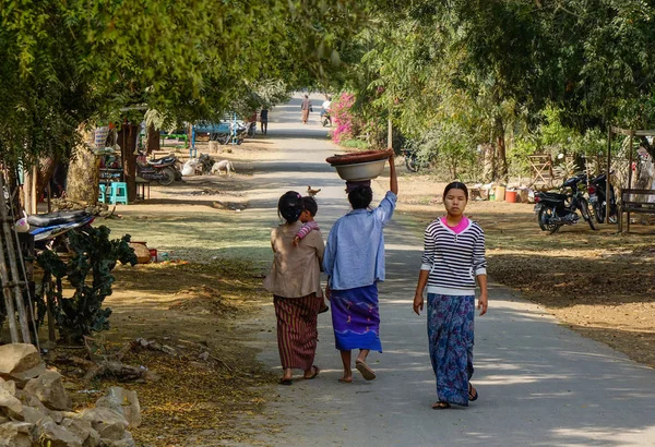 Kırsal yolda yürüyen yerel halk — Stok fotoğraf