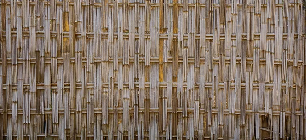 Бамбуковий паркан сільського будинку — стокове фото