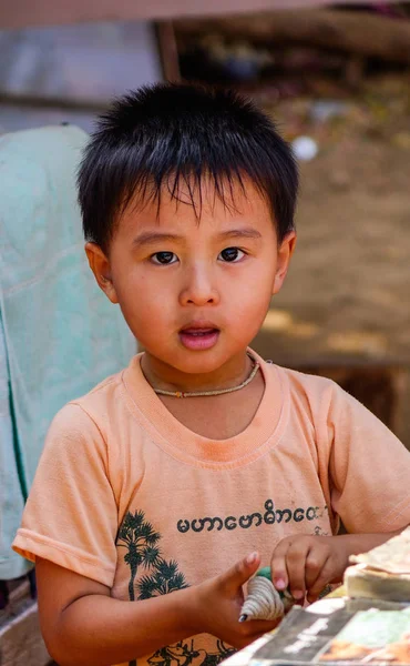 Retrato do menino birmanês — Fotografia de Stock