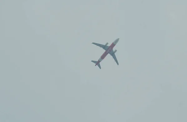 Flugzeug landet auf dem Flughafen — Stockfoto