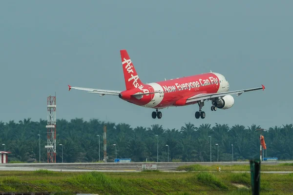 Atterraggio aereo in aeroporto — Foto Stock