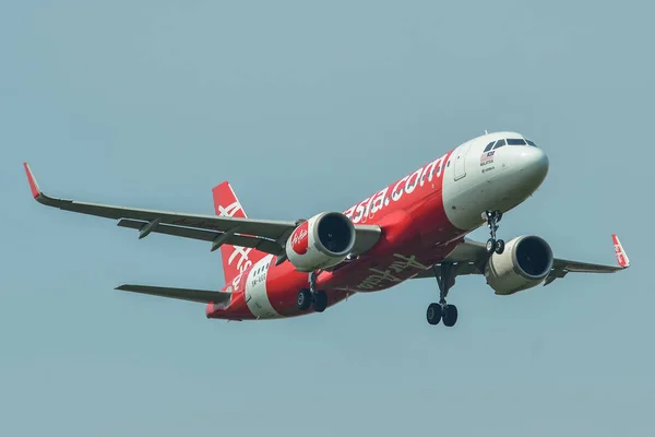 Aterrizaje del avión en el aeropuerto — Foto de Stock