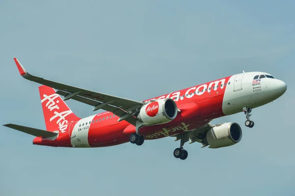 Aterrizaje del avión en el aeropuerto — Foto de Stock