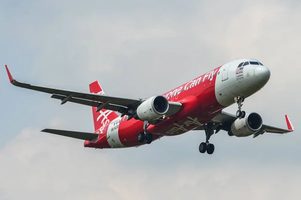 Aterrizaje del avión en el aeropuerto — Foto de Stock