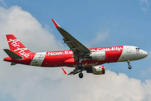 Aterrizaje del avión en el aeropuerto — Foto de Stock