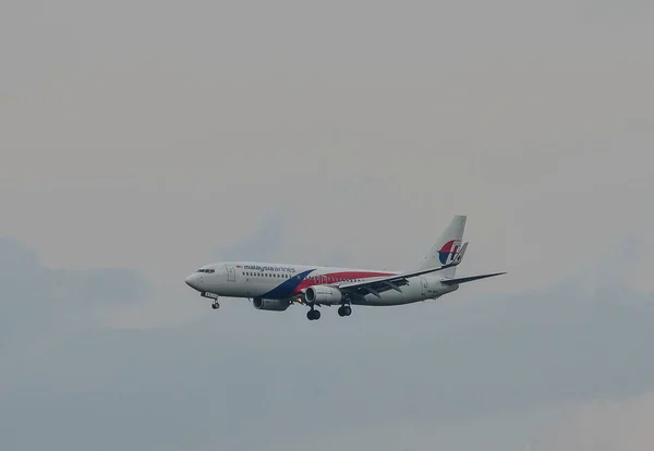 Avião aterrissando no aeroporto — Fotografia de Stock