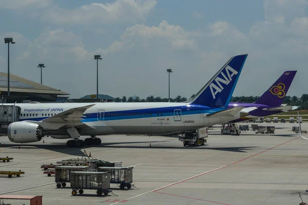 Avions de passagers à l'aéroport — Photo